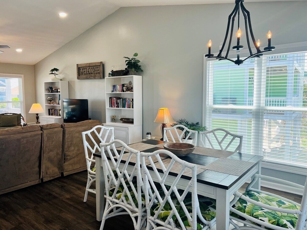 Just Breeze 'n 4 Bedroom Home by RedAwning