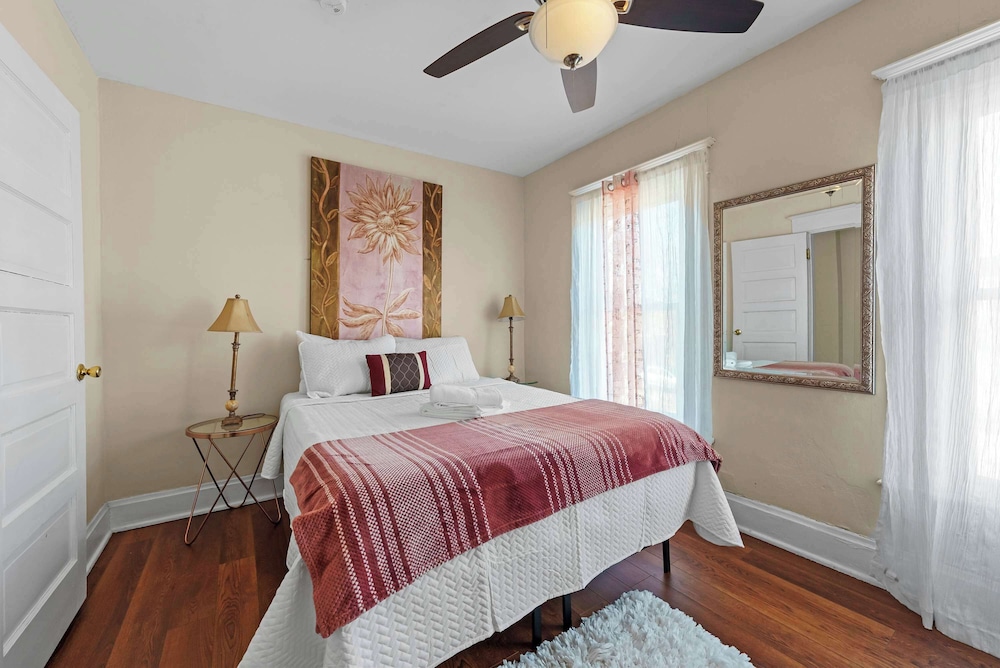 Summit Scholars Suites For 12!