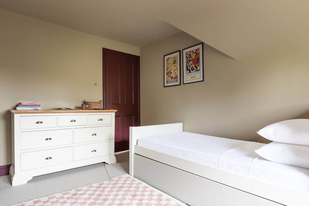 Westover Road III by Onefinestay