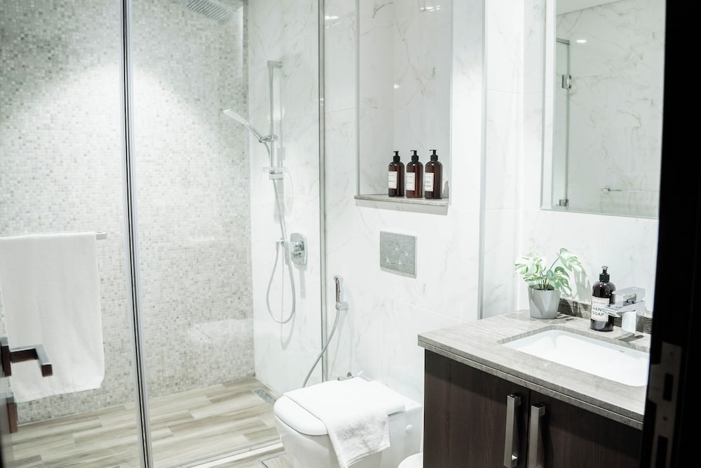 Luxury Studio Rooftop Pool & Gym Access