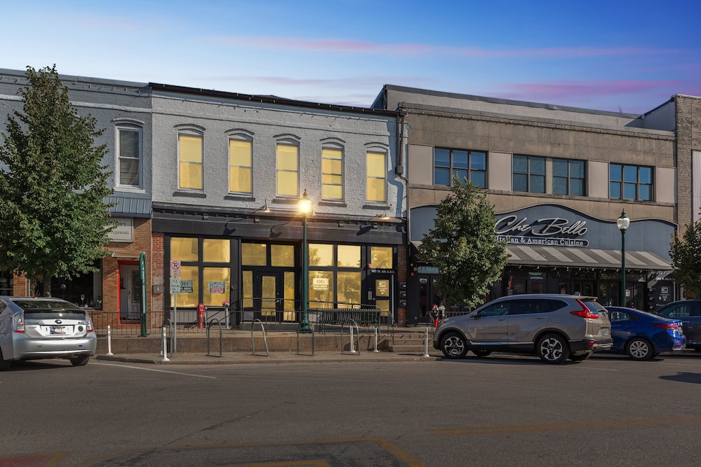 Rustic-industrial Loft With Courthouse Views 3 Bedroom Apts