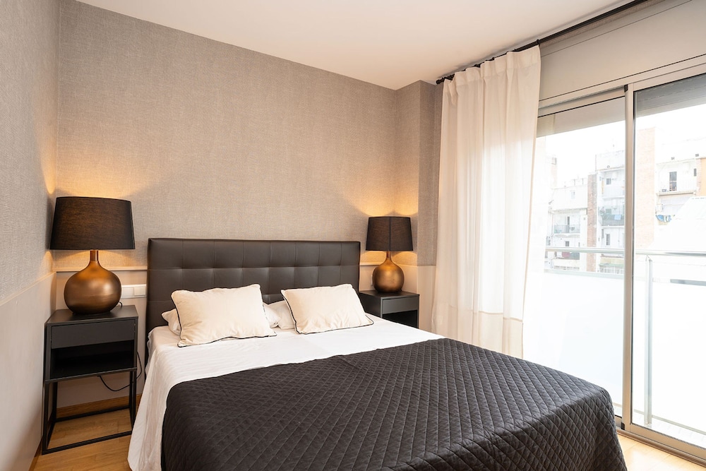 Modern Apartment Near Pl Espa a