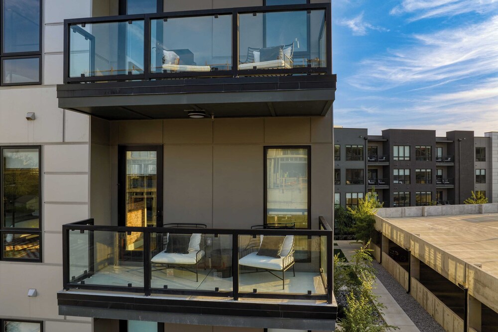 2 Units in Walkable Midtown Location, Gym+pool Honkey-tonk & Muse by Avantstay