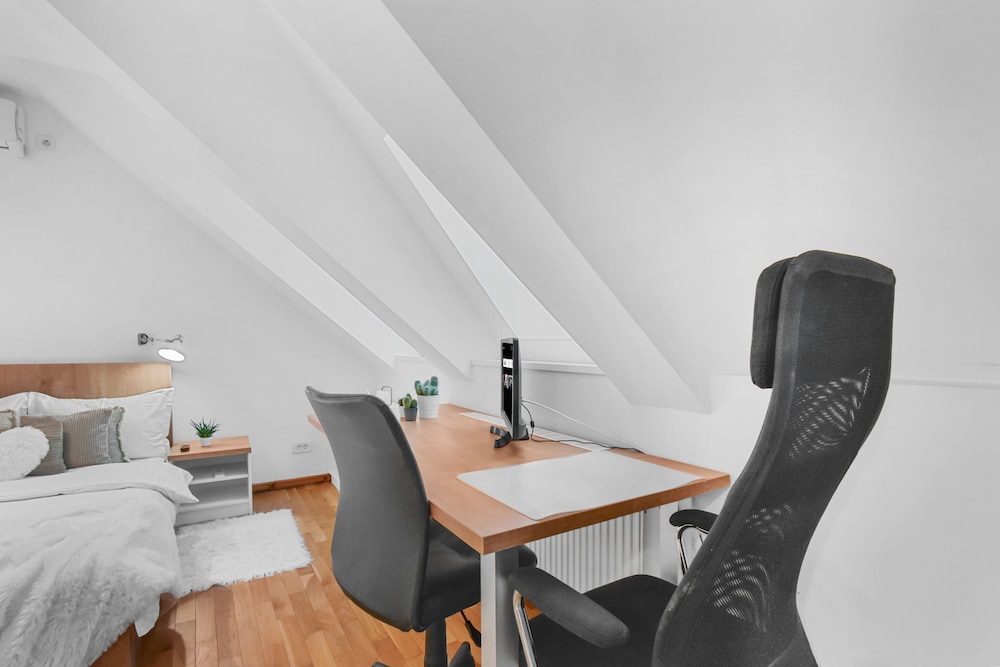Attic Studio near Carol Park view 5