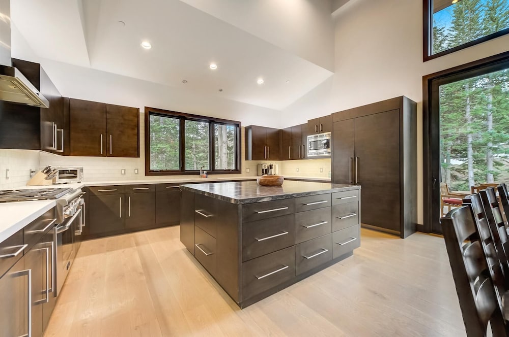 The Colony Walk To Slopes, Hot Tub, Parking KBM Resorts Walk to Slopes, Hot Tub, Parking 2 Homes, 9 Bedrooms Ml-2510