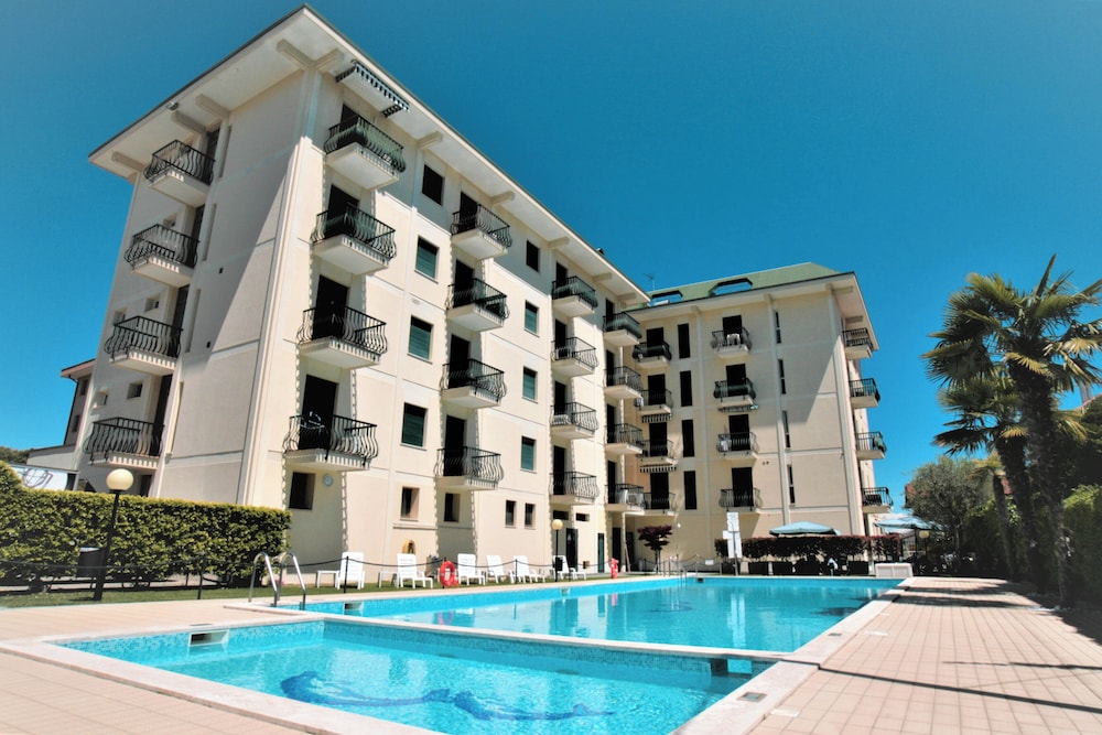 Comfy Flat With Pool and Balcony