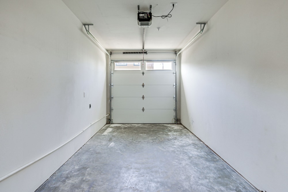 Walk to Beaches: Modern Townhome in Lincoln City!