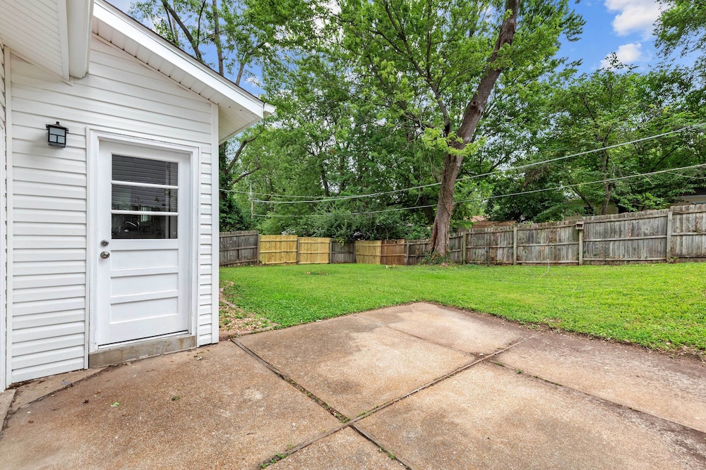 9 Mi to Forest Park: Pet-friendly Home in St Louis