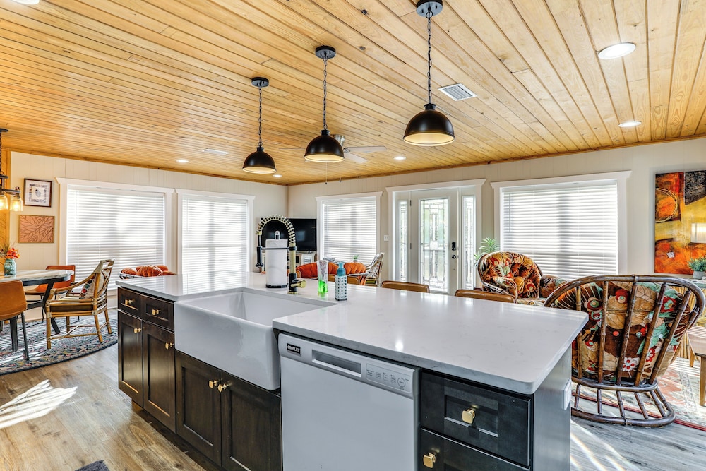 8 Mi to Ozark Folk Center: Home w/ Hot Tub & Deck