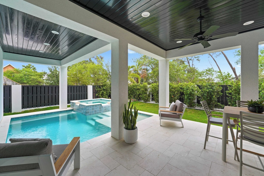 Sleeps 39 2 Luxe Homes w/ Free Golf Cart, Private Pool+spa 3 Blocks to Beach