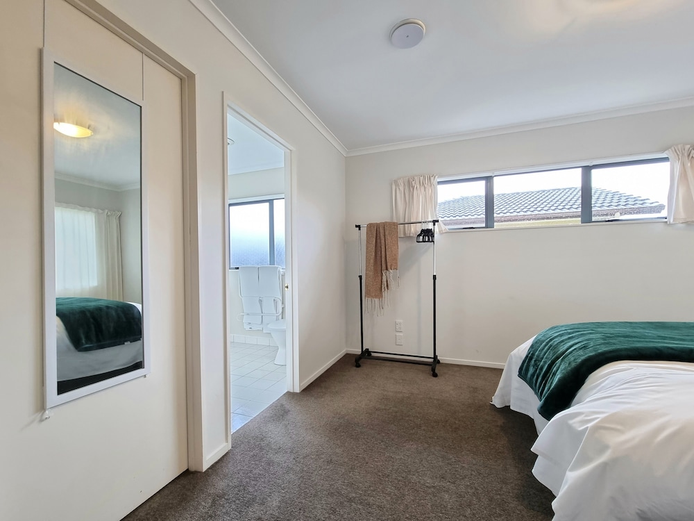 Beautiful 3BR House - WiFi - Car park view 5
