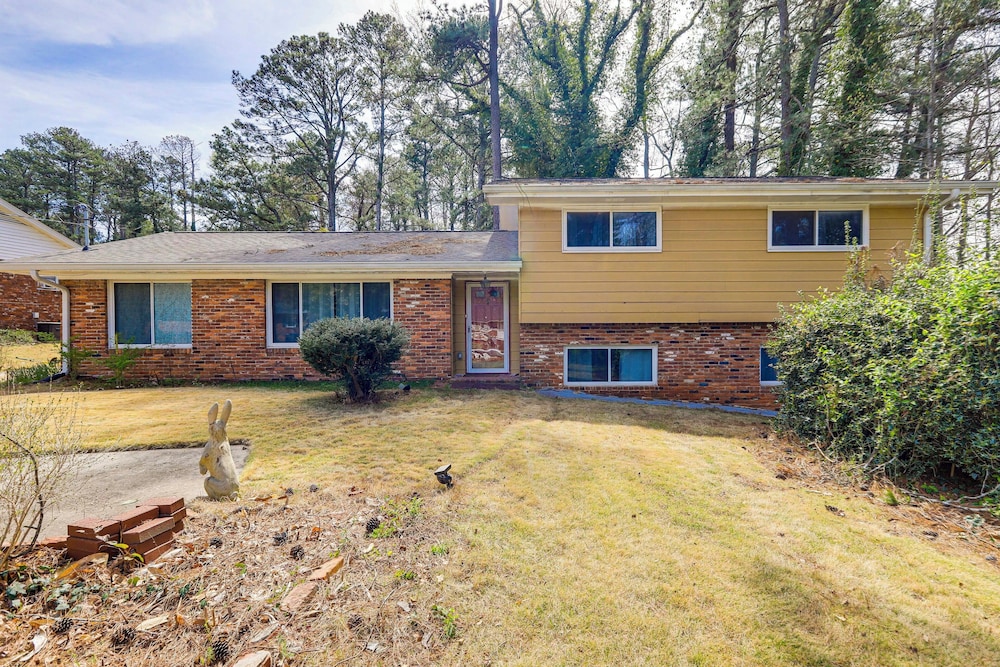 2 Mi to Airport: College Park Home w/ Grill!