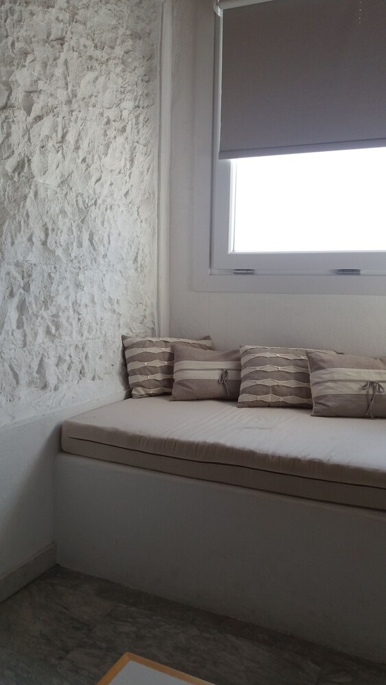 Manos Rooms