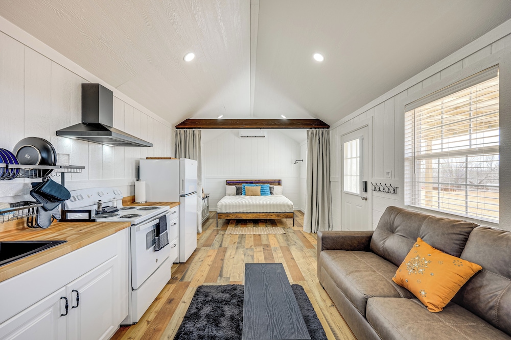 Hike, Hunt & Fish: Pet-friendly Studio in Dilley!