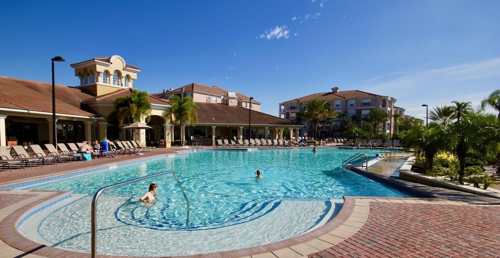 New Vista Cay Penthouse Chic Pool and Lake View Close to all Parks Walk to Convention Center