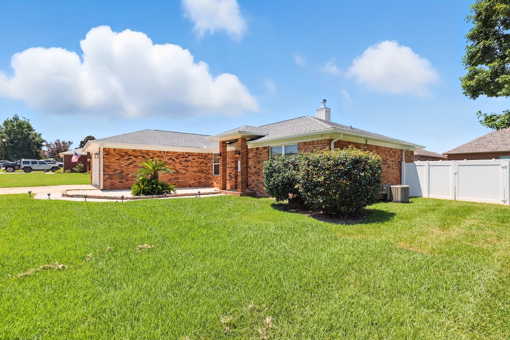Sunny 3BR w/Hot Tub & Game Room Home