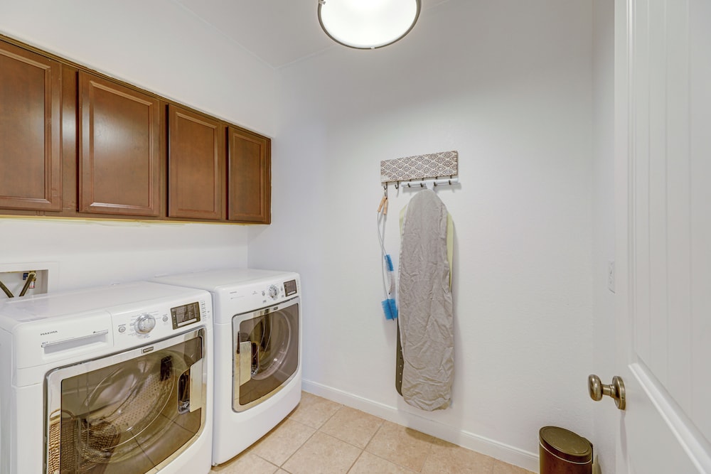 5 Mi to Lake Travis: Pet-friendly Home w/ Yard!