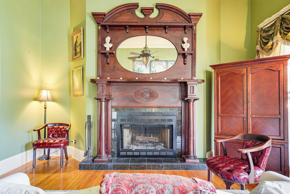 Historic Home w/ Wraparound Porch: Walkable Area!