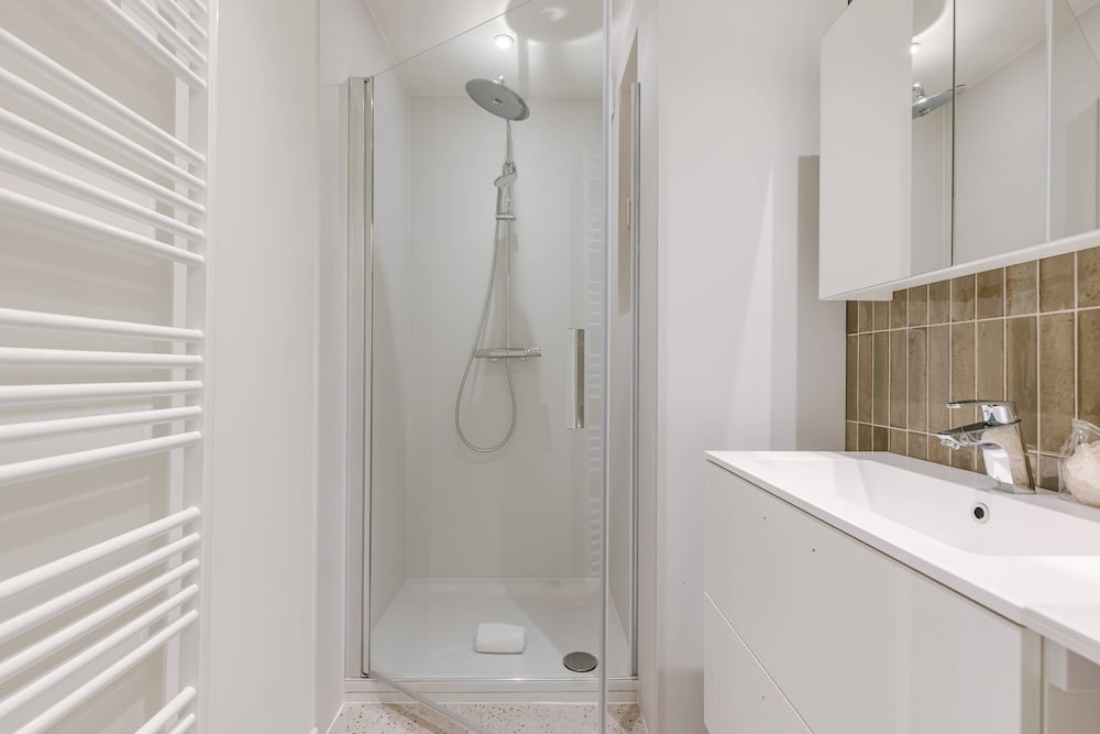 Huswell - Modern Family Flat Steps From the sea