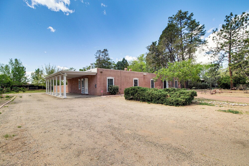 3 Mi to Zoo & Garden: Spacious Albuquerque Home