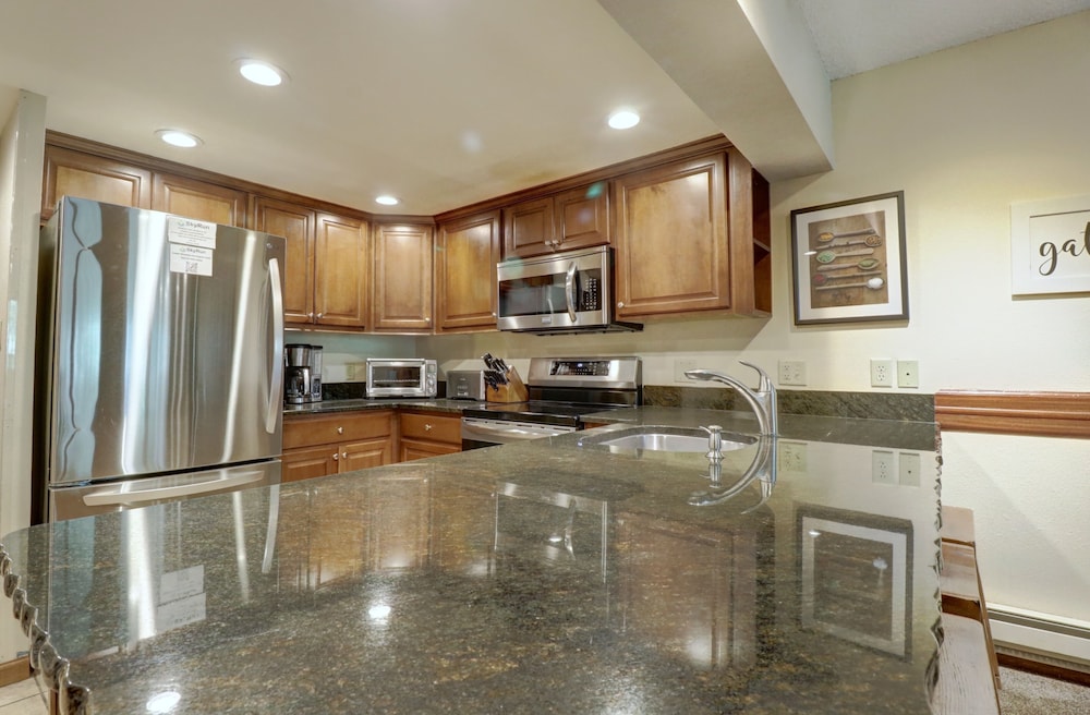 Perfect Location, Pet Friendly Ski-In Ski-Out - CM336 by Redawning