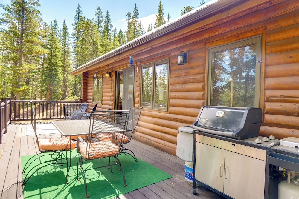 Hot Tub Hideaway w/ Views & Deck in Fairplay!
