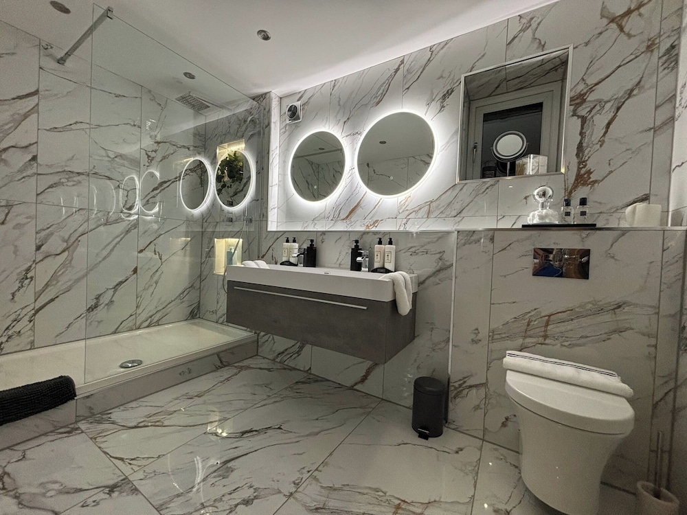 Sheffield-apartment-sleeps4-parking-hottub