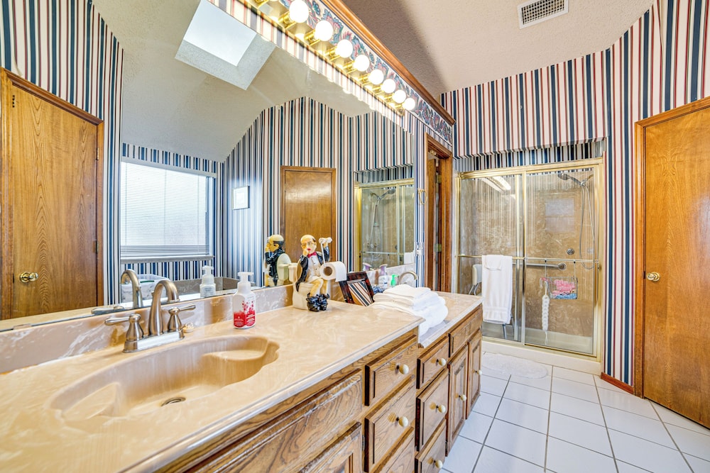 Pet-friendly Home w/ Pool - 8 Mi to Central Plano!