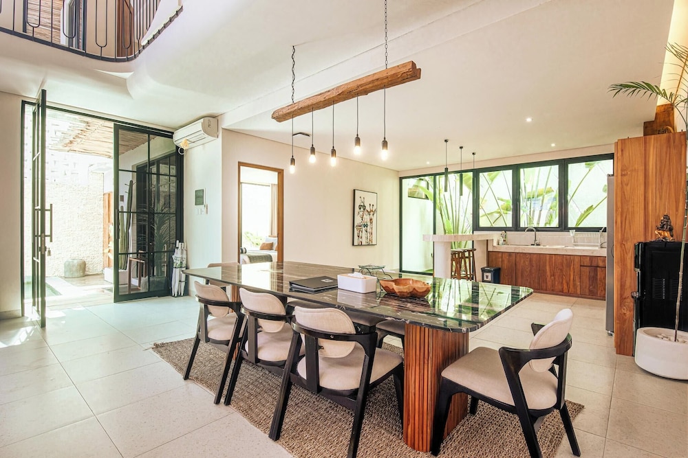 Chic 4-br Villa in Central Seminyak, Beach 5 Mins