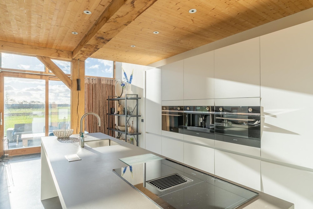 Modern 6-person Villa With Private Hot Tub - Near Beach & Nature