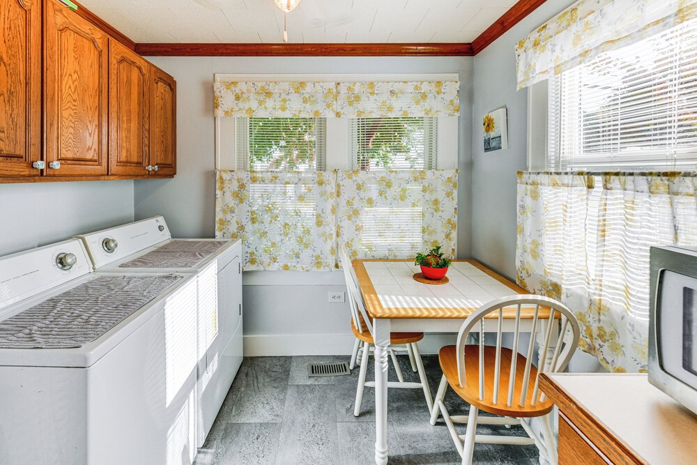 Cottage w/ Yard in Dtwn Chincoteague!
