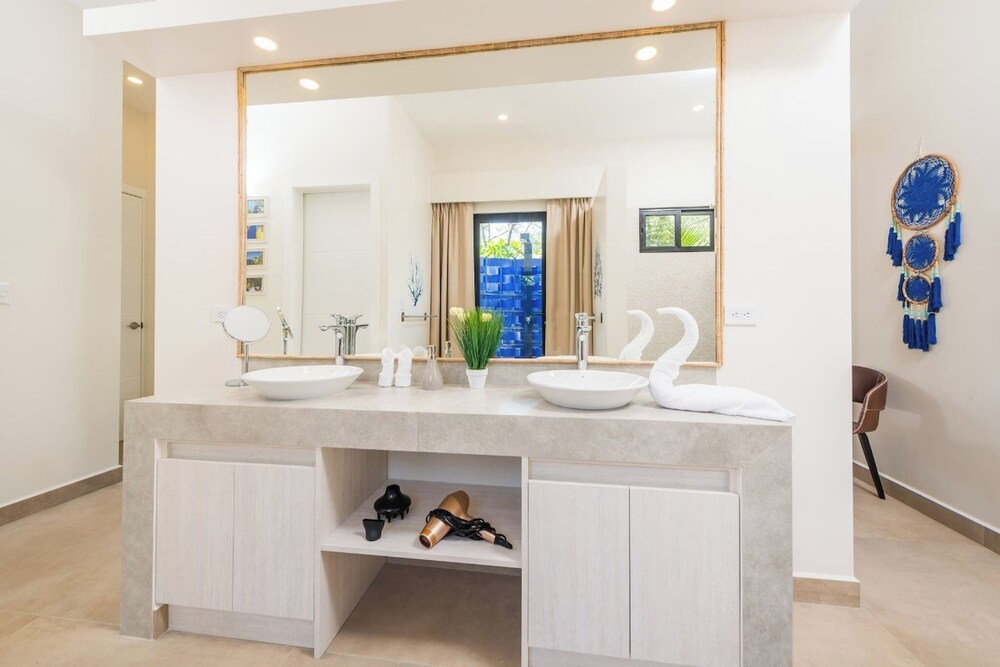 New Oasis in Gated Community With Pool Breakfast