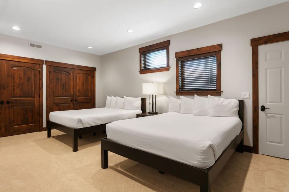 2540 Queen Esther Dr - 5 Bedroom Home with Spa 5 Home