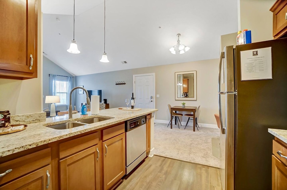 King Bed Top Floor Washer Dryer Balcony Wifi