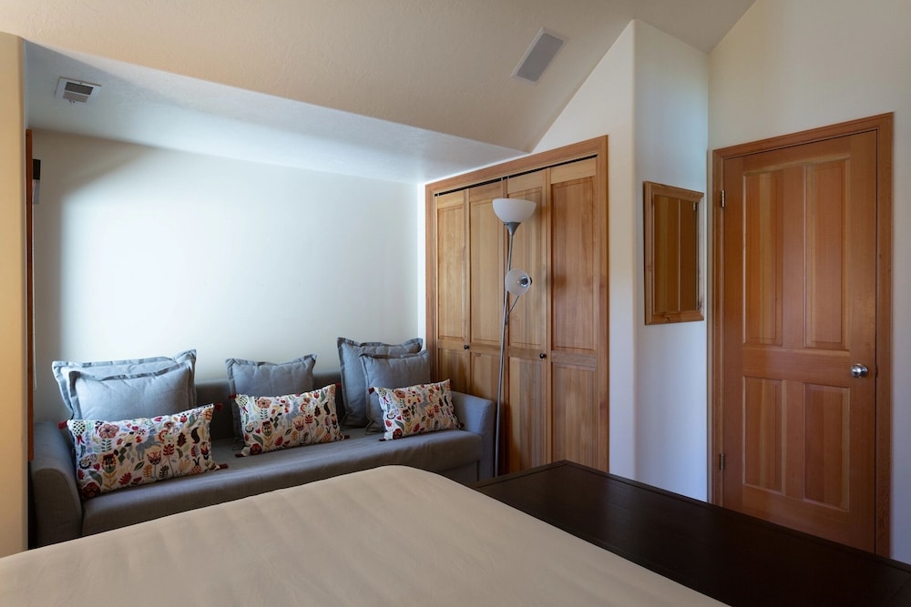 Deer Lake Village at Deer Valley Resort - Four Bedroom Condo with Hot Tub #2477 4 Condo