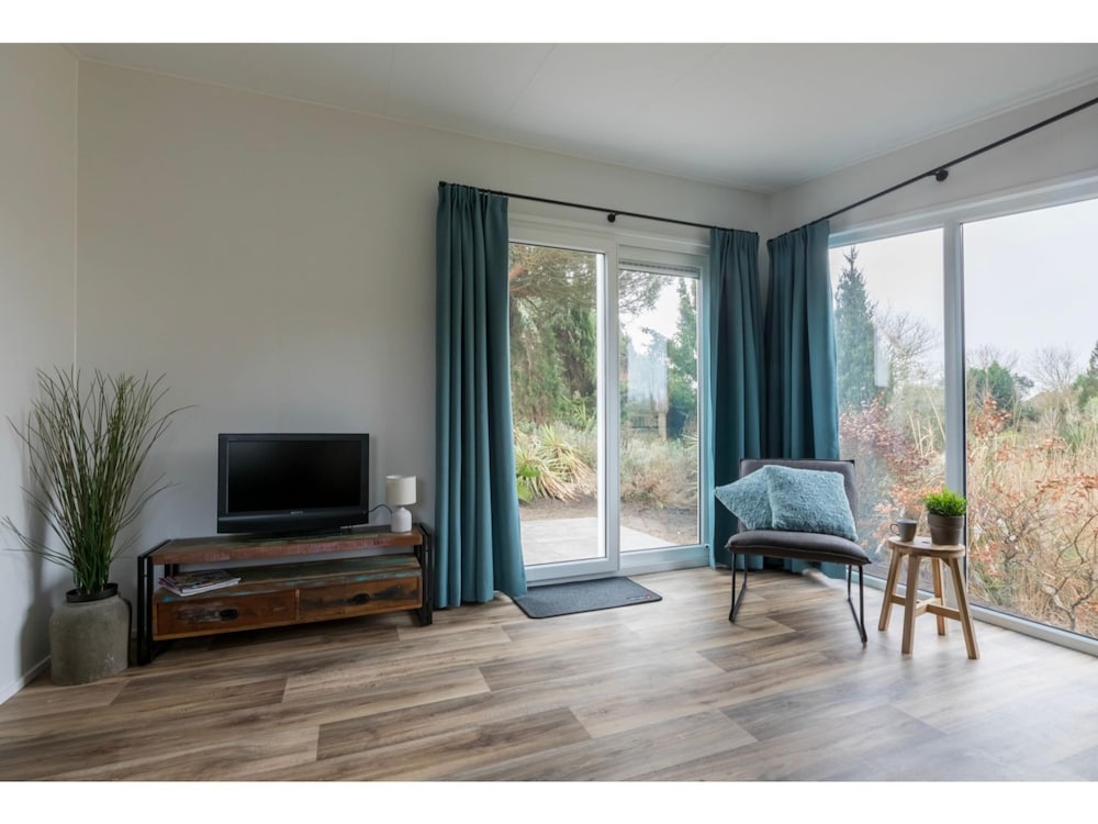 Cozy Chalet in Vrouwenpolder With Garden view 4