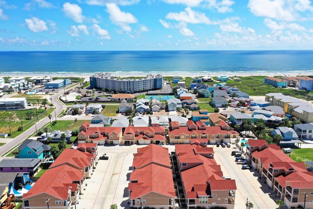 Sleeps 23, 2 Beachside Homes Resort Pool, Walk to the Beach, Balcony + Yard