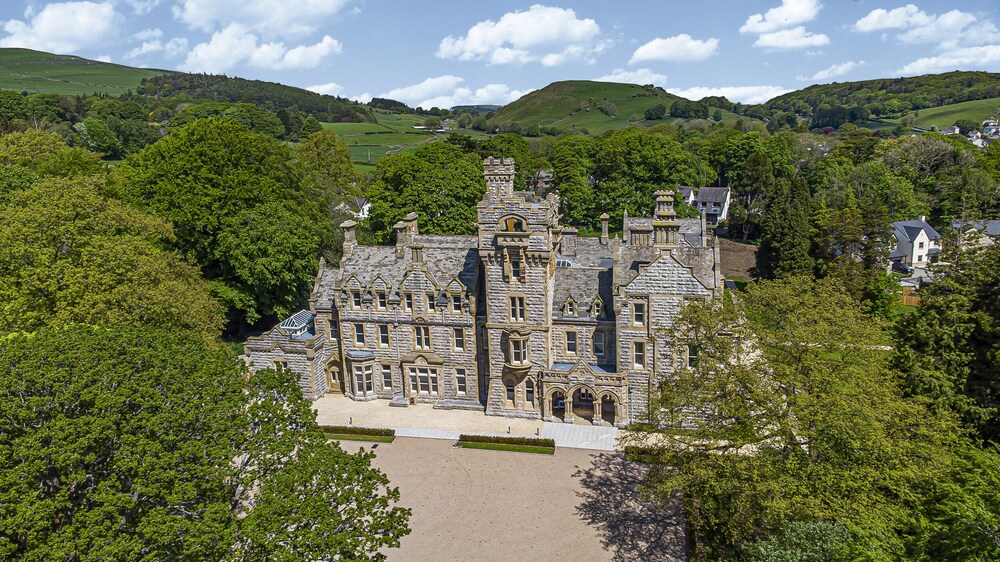 The Theobold Suite Stone Cross Mansion
