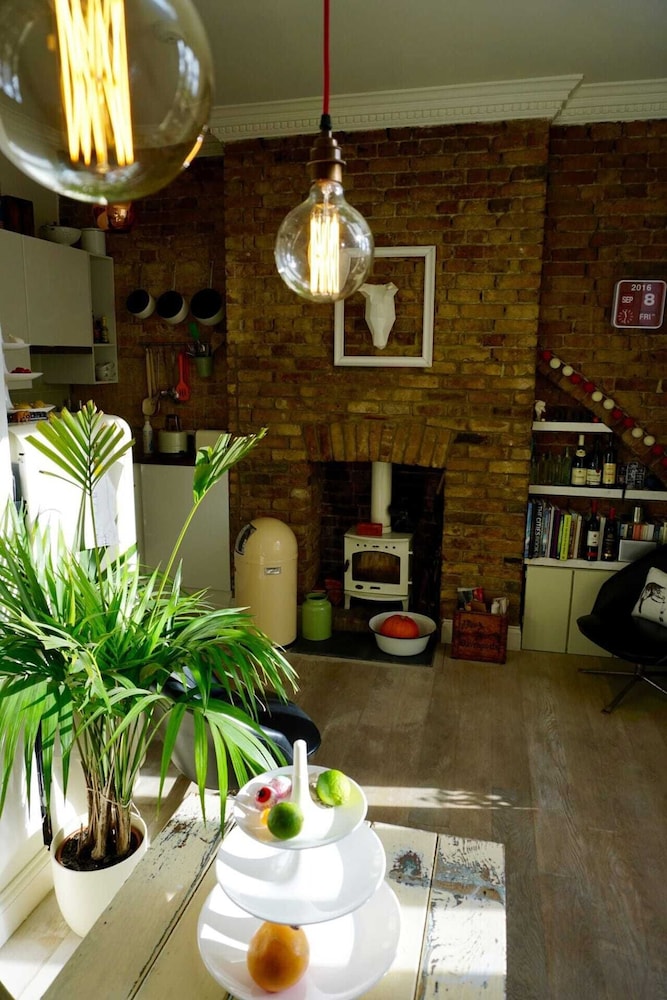 Beautiful Canalside 1-bedroom Flat With Terrace