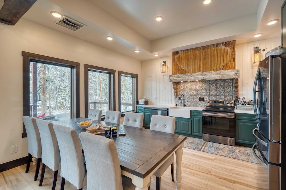 Winterhaven Estate by Avantstay Sleeps 19 Guests Mountain Compound w/ Views, Firepit, Hot Tub