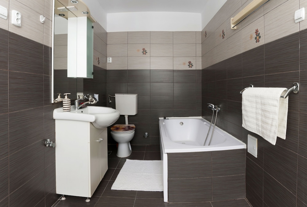 Iezer Residence