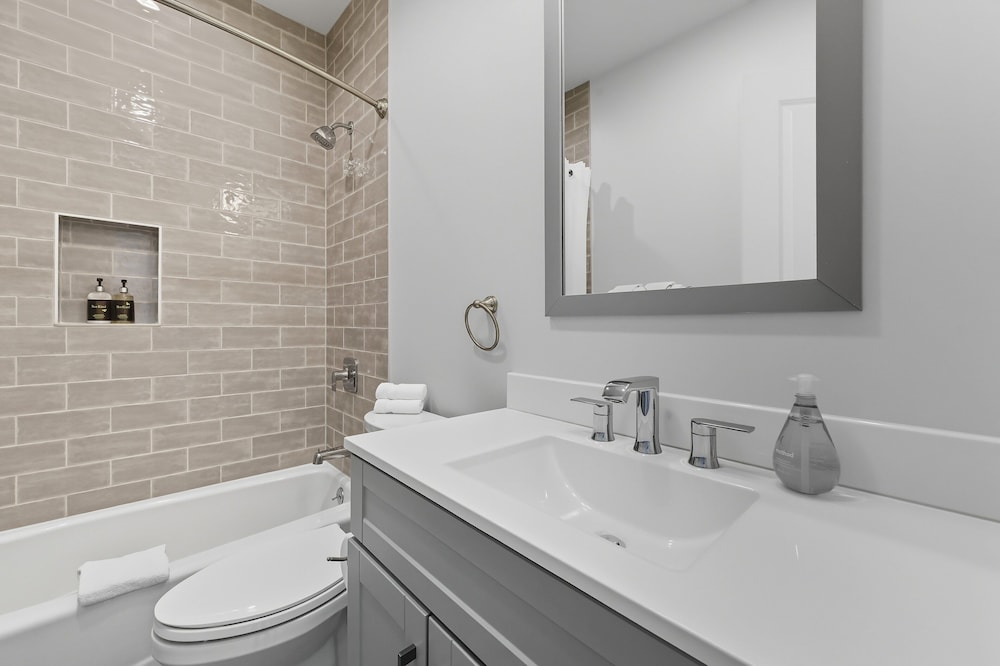 Bright Modern 3bed 2.5bath Evanston Home W/parking 3 Bedroom Home