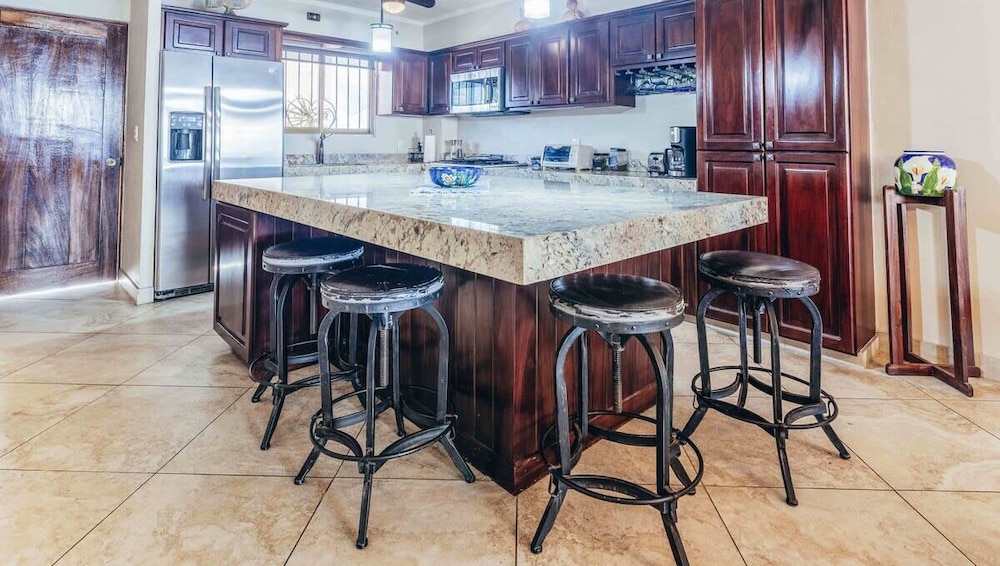 Ocean View 2Br Condo-balcony-beach-pool - 805
