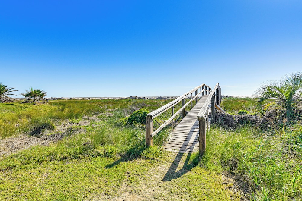 Modern Coastal Farmhouse: Walk to Surfside Beach!