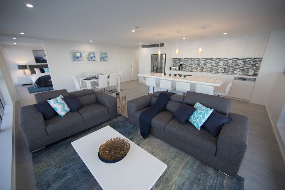 Main Beach Vacations - Golden Sands - Private Apartments - Property Image 1