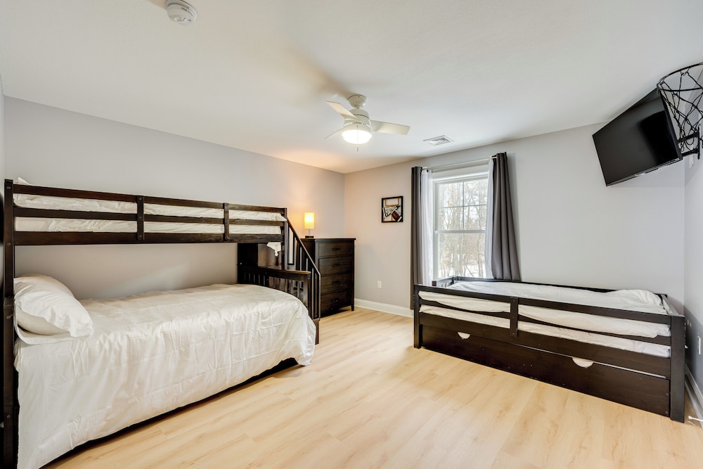 Mtn-view Gem w/ Hot Tub & Fire Pit in North Conway