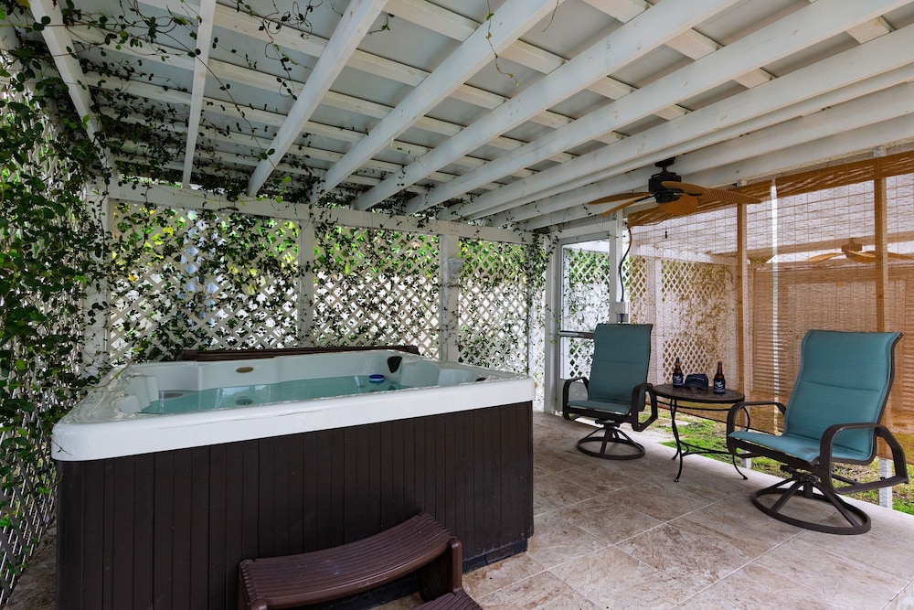 Las Olas Oasis by Avantstay Minutes to the Beach Hot Tub