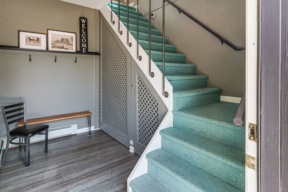 Walk to Town: Charming Unit w/ Balcony in Bedford!