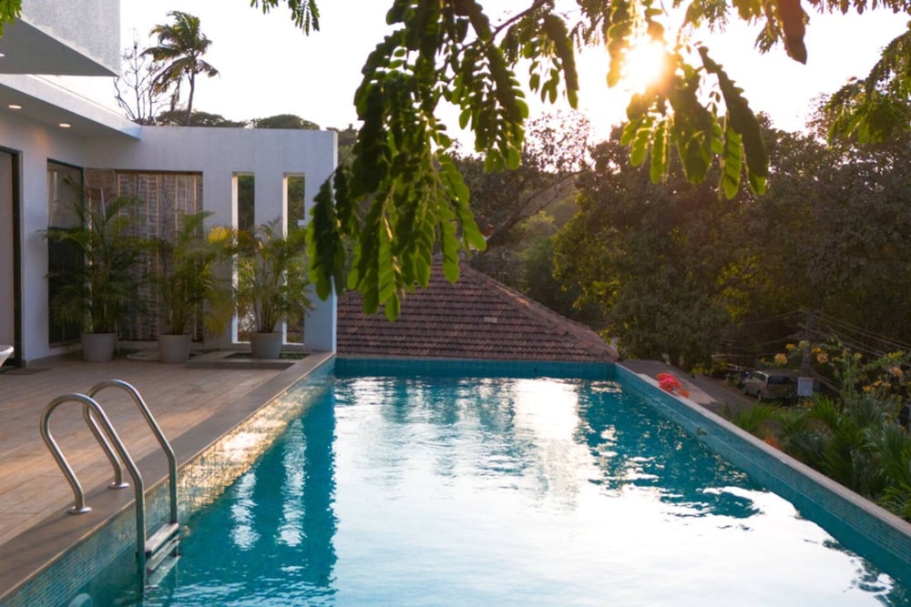 Lux 4bhk w Elevated Pool 3km to Beach Lazy Duck