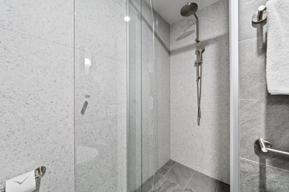 Stylish 2-bed Unit With Views & Rooftop Access